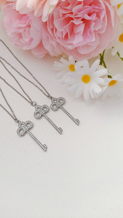 collier pendentif clef femme, collier pendentif clef strass femme, collier pendentif clef oxyde de zirconium femme, bijoux fantaisie rodez, site de bijoux fantaisie rodez, bijoux faits main aveyron, bijolux faits main france, bijoux de créateur france rodez, collier femme pendentif clef acier inox, collier pendentif clef acier inoxydable