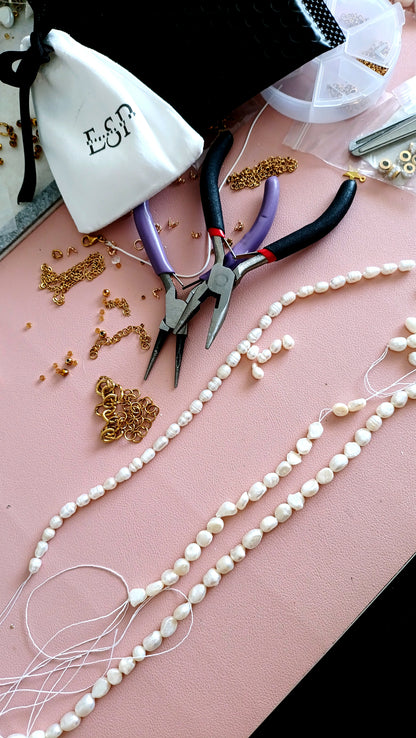 collier monarchie française en perles d'eau douce, collier pelres d'eau douce femme, collier de créateur en perles d'eau douce, bijoux faits mains france, bijoux faits main rodez, bijoux fantaisie aveyron, bijoux fantaisie rodez, bijoux acier inoxydable rodez, bijoux perles d'eau douce fait en france, entreprise française de bijoux, collier vintage femme perles d'eau douce