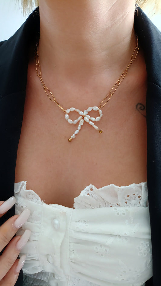 Collier noeud en perles d'eau douce et acier inox, collier de créateur français, site de bijoux de créateur, site de bijoux faits main en france, bijoux fantaisie faits main en france, bijoux artisanaux francais, boutique en ligne bijoux rodez, bijoux de créateur rodez, bijoux de créateur aveyron, collier noeud en perles d'eau douce et acier inoxydable, collier en perles d'eau douce fantaisie, collier en perles d'eau douce original