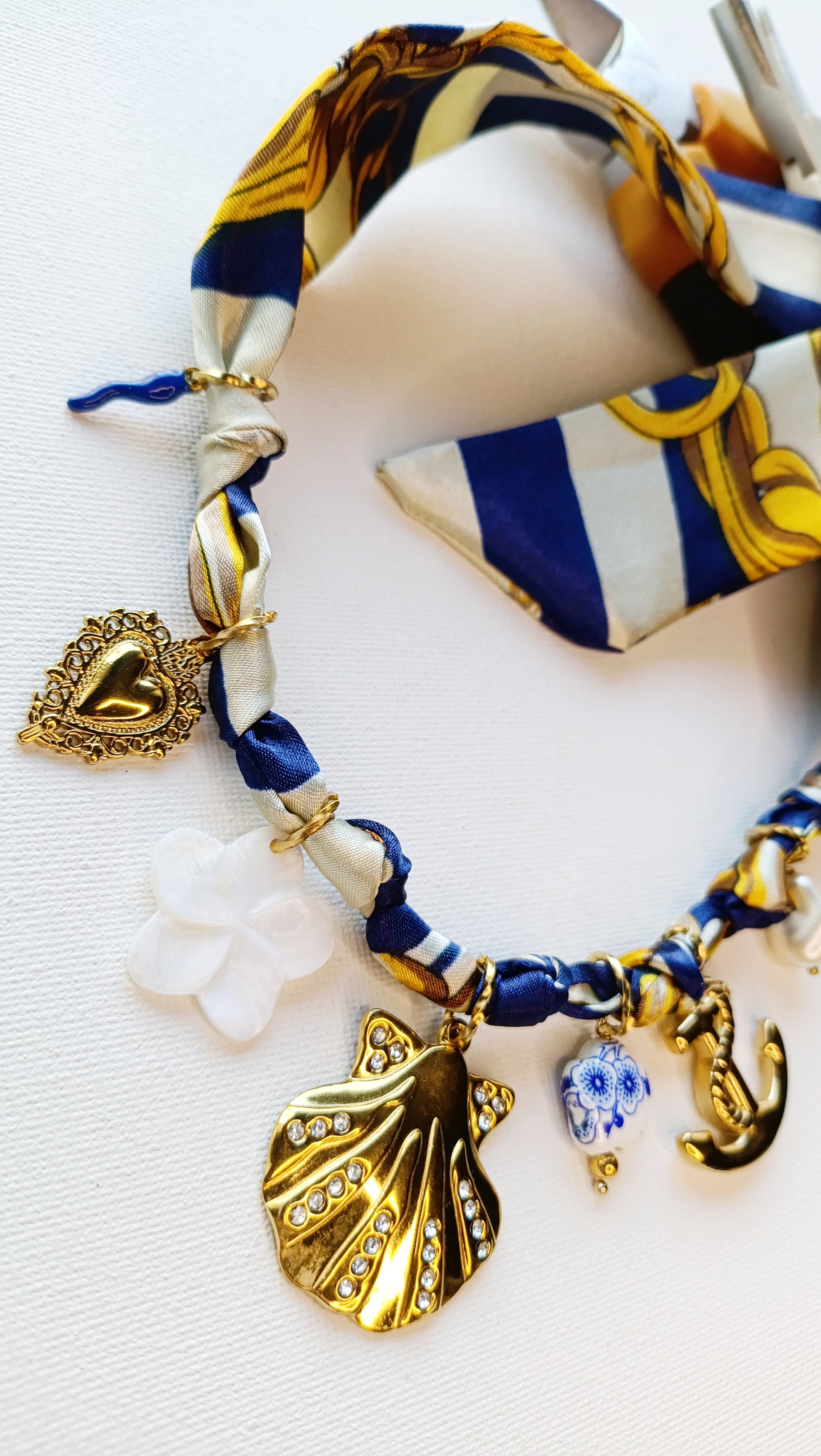 collier foulard femme, collier foulard à breloques, collier foulard à charms, collier foulard à pendentifs en acier inox, collier foulard fantaisie, collier foulard pas cher, collier foulard original, collier foulard fait en france, collier foulard de créateur, collier foulard abordable, bijoux en acier inoxydable pas cher, bijoux en acier inoxydable de qualité, meilleur site de bijoux de créateur en acier inox, meilleur site français de bijoux en acier inox, bijoux français rares