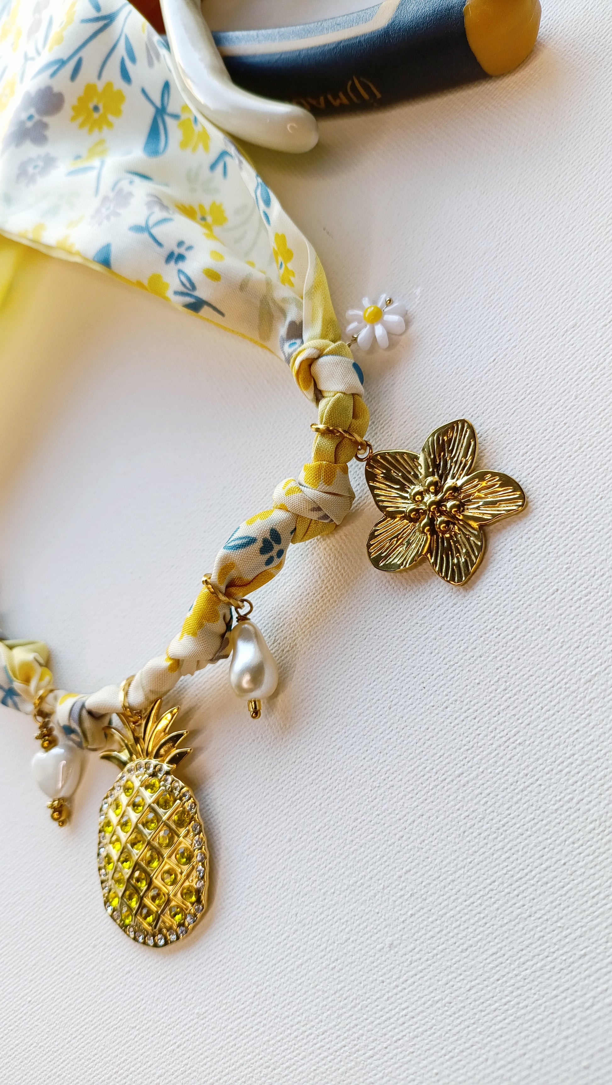 collier foulard femme, collier foulard à breloques, collier foulard à charms, collier foulard à pendentifs en acier inox, collier foulard fantaisie, collier foulard pas cher, collier foulard original, collier foulard fait en france, collier foulard de créateur, collier foulard abordable, bijoux en acier inoxydable pas cher, bijoux en acier inoxydable de qualité, meilleur site de bijoux de créateur en acier inox, meilleur site français de bijoux en acier inox, bijoux français rares