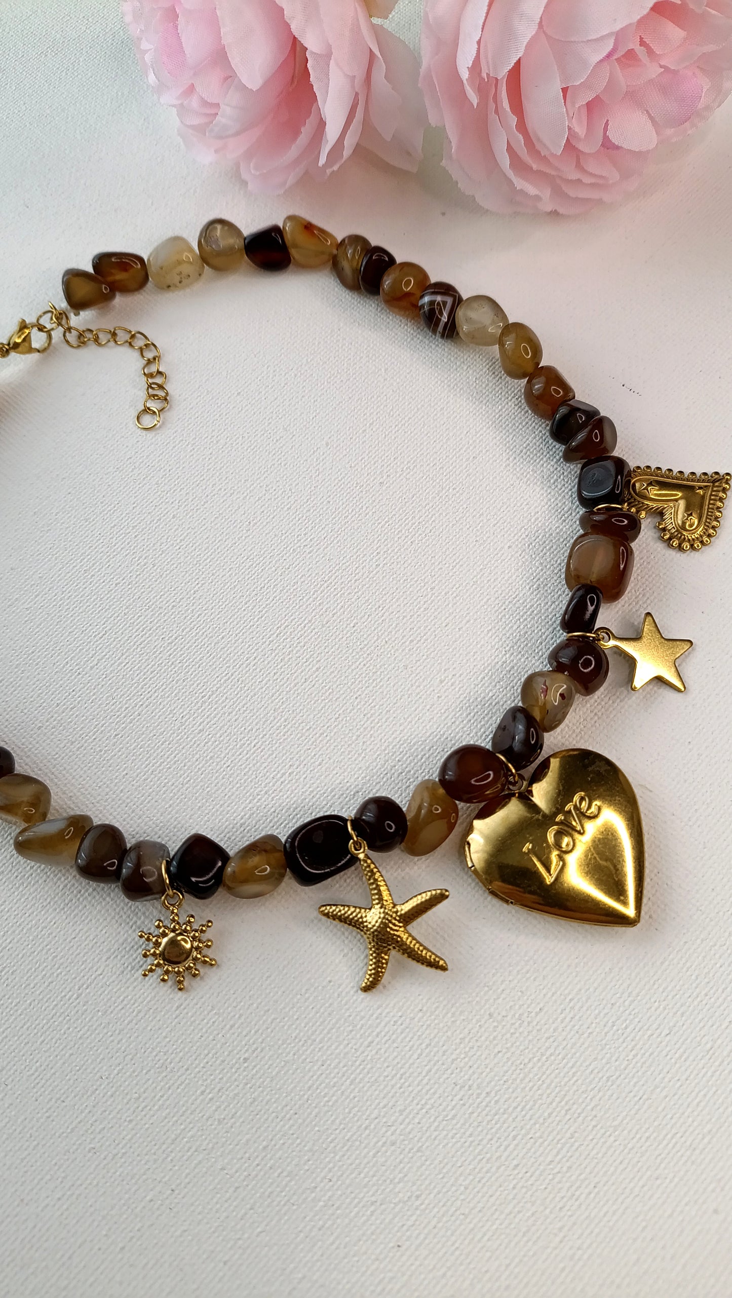 Collier femme à breloques perles marron, collier femme à pendentifs perles marrons, collier femme à charms perles marrons, collier femme en perles d'agate, collier femme agate marron, colliker à charms original, collier à charms pas cher, site de collier à charms femme, collier à pendentifs pas cher, collier à breloques pas cher, collier en agate femme