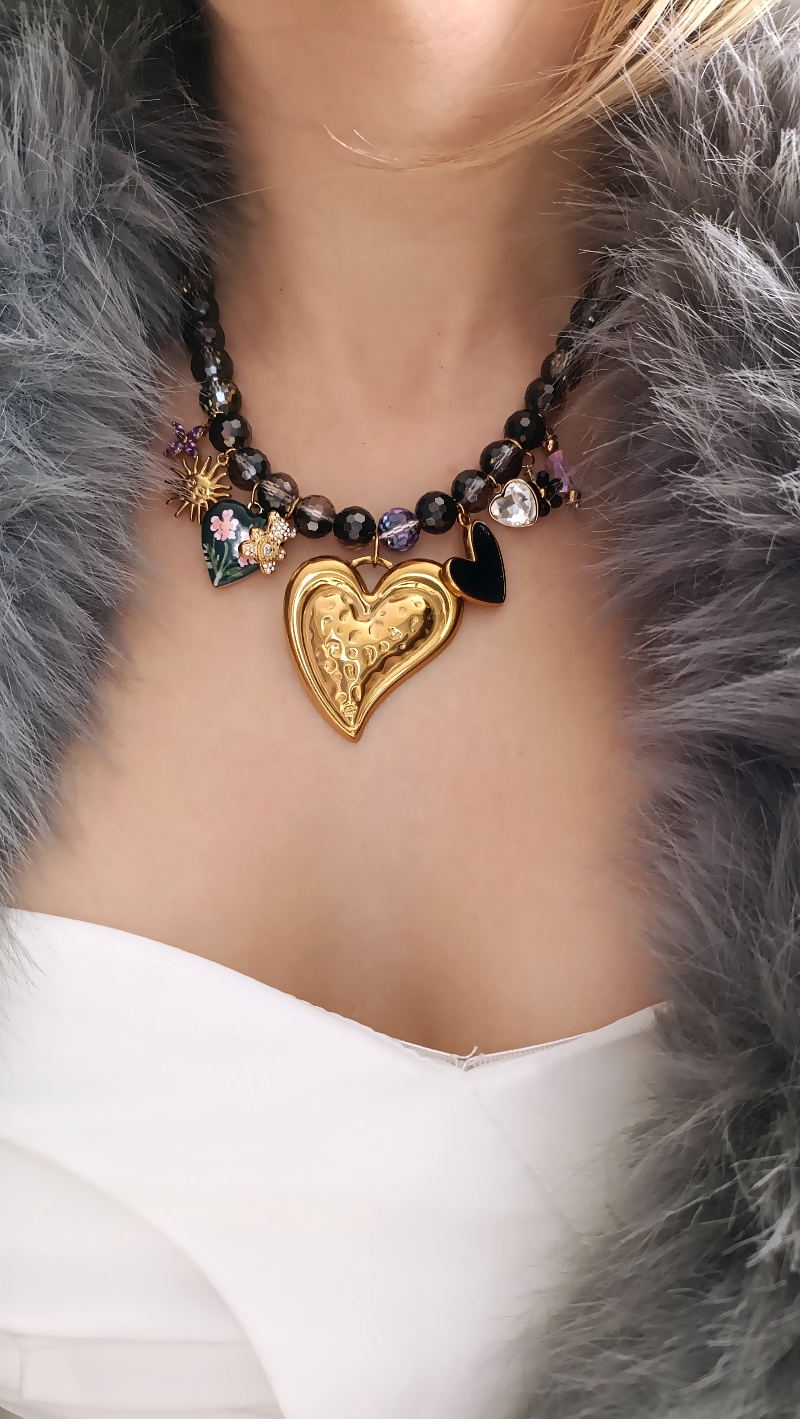 collier femme en perles noires, collier femme noir, bijoux femme noir, collier femme à breloques noir, collier charms noir, collier en perles noires femme, collier femme en perles noires, collier femme perles noires et chamrs, collier femme en perles noires et breloques, collier femme en perles noires et pendentifs